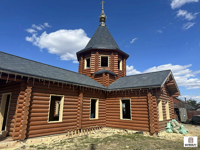 Установка обсады окон и дверей в деревянном храме из оцилиндрованного бревна 260 мм: правильная усадка, чистовая окосячка и подготовка под деревянные окна.